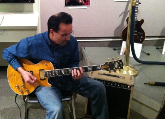 Play a Les Paul Guitar