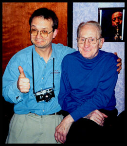 A picture of Les Paul with photographer Chris Lenz